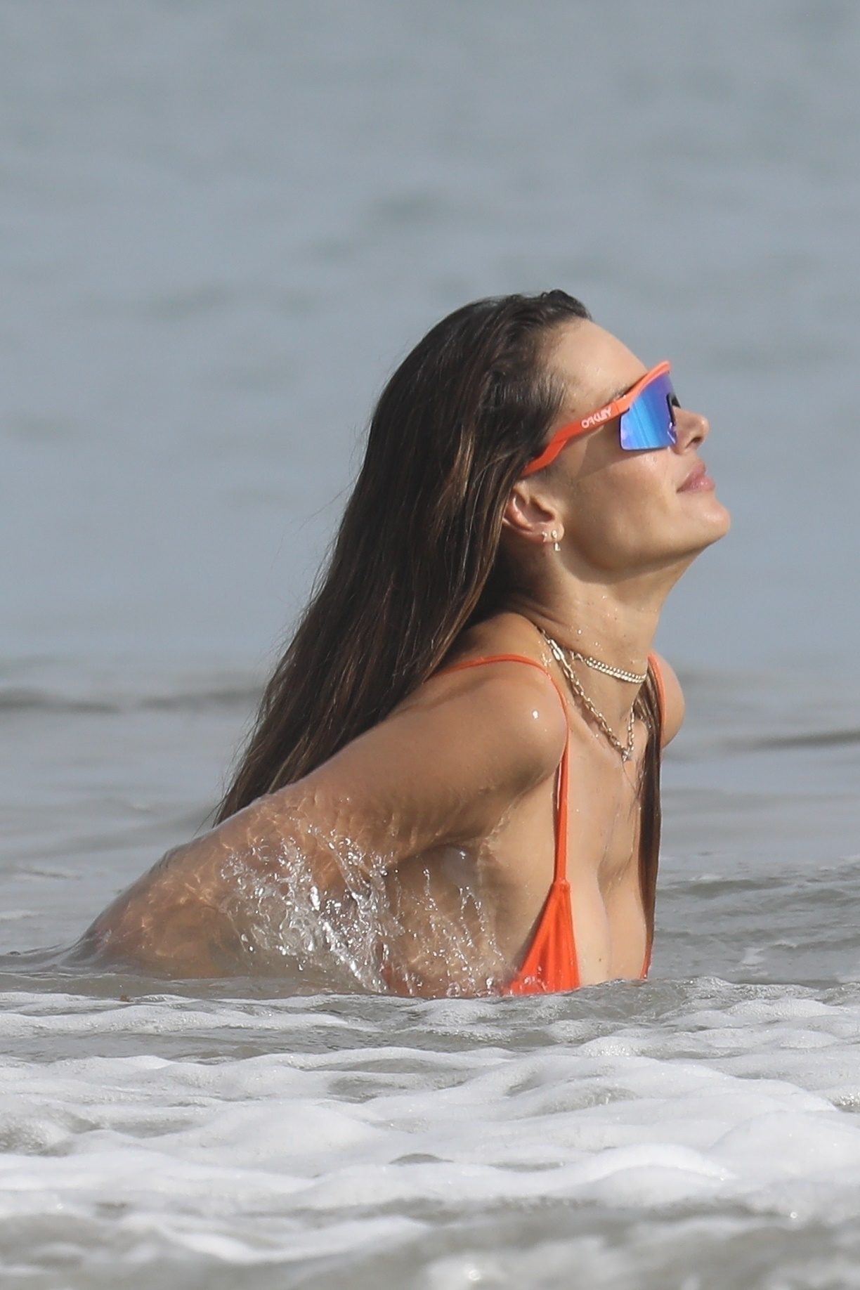 Конфуз на пляже: у Алессандры Амброисо из купальника выскочила грудь. Топ самых откровенных фото бывшего ангела Victoria’s Secret Алессандры Амбросио